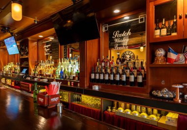 Nyack, NY - ABD - Sep 5, 2024 Nyack 'taki Brasserie D' deki ahşap bar, kaliteli ruhlar ve ince camlarla parıldarken aynalı duvarlar zarafet katıyor ve davetkar ambiyansı güçlendiriyor..