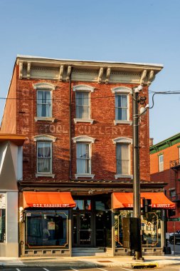 Nyack, New York - ABD - 5 Ekim 2024 Günbatımında Nyack Köyü 'nde berber dükkanı olan kırmızı tuğlalı tarihi bir bina.