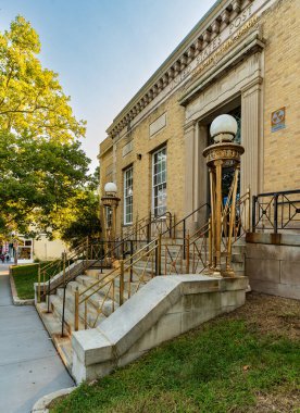 Nyack, NY - ABD - Sep 5, 2024 Neoklasik stil Nyack Birleşik Devletler Posta Ofisi Flaman tahvili, kireç taşı kaplı bir bodrum katında tek katlı bir binadır..