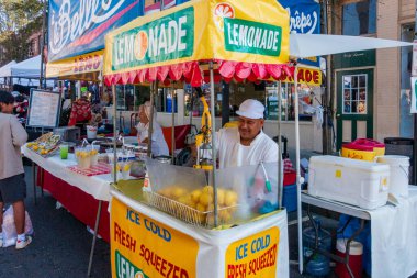 Sep 15, 2024 Acı Sokak Fuarı 'nda bir satıcı renkli bir stanttan taze sıkılmış limonata servis ediyor. Güneşli bir gün ziyaretçilere canlandırıcı içecekler ve hareketli kabinler getiriyor..