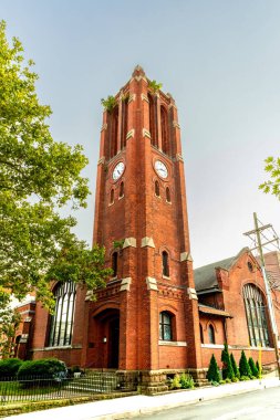 Nyack, New York - ABD - 4 Ekim 2024 İlk Islah olmuş Nyack Kilisesi Gotik esinlenilmiş mimarisi olan çarpıcı bir kırmızı tuğlalı saat kulesine sahiptir. Uzun pencereleri ve yeşilliği onun tarihsel cazibesini artırıyor..