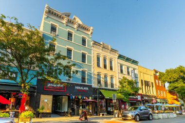 Nyack, New York - ABD - 4 Eylül 2024: Rockland County, New York 'taki Nyack' in tarihi şehir merkezindeki ana cadde boyunca uzanan renkli dükkanlar ve kafeler manzarası.