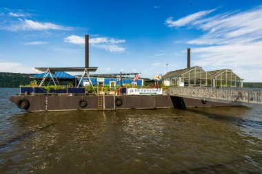 Yonkers, New York - ABD - 21 Eylül 2024 Hudson Valley 'in Bilim Mavnası Hudson Nehri üzerinde yenilenebilir enerji ile çalışan ve herkese çevre eğitimi sunan sürdürülebilir bir şehir çiftliği..