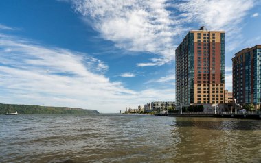 Yonkers, New York - ABD - 21 Şubat 2024 Yonkers nehir önü modern apartman daireleri ve bereketli parklar sunuyor, Hudson Nehri manzaralı manzaralar sunuyor, sakin yeşil alanlarla harmanlanmış kentsel yaşam herkesin eğlenebilmesi için