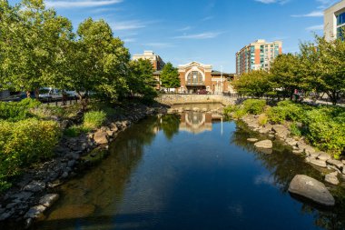 Venedik, Vento IT 13 Ekim 2024 Venedik Marco Polo Havaalanı 'ndaki parlak, modern bir terminal. Sergide geometrik tavan, tuğla duvarlar, palmiye bitkileri ve kontrol gişelerinin önünden geçen gezginler yer alıyor.
