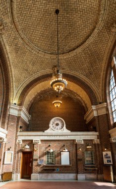 Yonkers, New York - ABD - 21 Eylül 2024 Yonkers İstasyonu, 1911 'de inşa edilen iç mekan manzarası, Guastavino seramikleri, Getty Square' de Metro-North ve Amtrak hizmetleri ile Beaux-Arts tarzında sergilenmektedir..