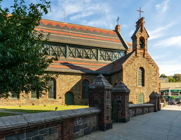 stock image Yonkers, NY - US - Sep 21, 2024 The Late Victorian St. John's Episcopal Church in Getty Square features fieldstone, red brick with a slate gable roof, embodying historic charm and architectural style.