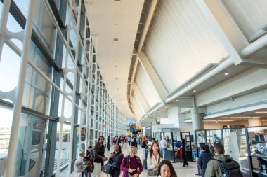 Newark, NJ ABD Ekim 12, 2024 Newark Liberty Uluslararası Havalimanı 'nın C Terminali' nde (EWR) modern tesisleri, yemek ve alışveriş seçenekleriyle tanınan gezginler görülüyor