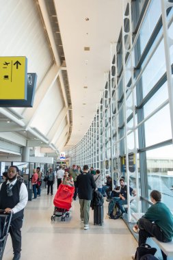 Newark, NJ ABD Ekim 12, 2024 Newark Liberty Uluslararası Havalimanı 'nın C Terminali' nde (EWR) modern tesisleri, yemek ve alışveriş seçenekleriyle tanınan gezginler görülüyor