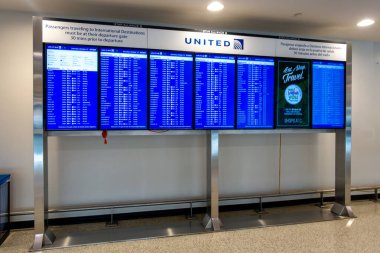 Newark, NJ US 12 Ekim 2024, Newark Havalimanı 'nda uçuş saatlerinin yer aldığı 