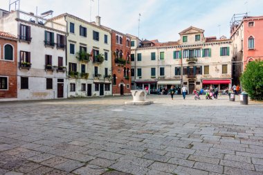 Venedik, Vento IT 13 Ekim 2024 Venedik Marco Polo Havaalanı 'ndaki parlak, modern bir terminal. Sergide geometrik tavan, tuğla duvarlar, palmiye bitkileri ve kontrol gişelerinin önünden geçen gezginler yer alıyor.