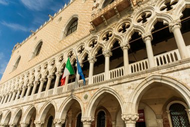 Venedik, Vento IT 13 Ekim 2024 Venedik Marco Polo Havaalanı 'ndaki parlak, modern bir terminal. Sergide geometrik tavan, tuğla duvarlar, palmiye bitkileri ve kontrol gişelerinin önünden geçen gezginler yer alıyor.