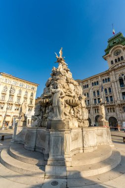 Trieste IT 15 Ekim 2024 Triestes Stazione Marittima 'nın üzerinde uzun, simetrik pencereler ve heykeller bulunan modernist bir yüzü vardır. Yakında Nazario Sauro 'nun bronz bir heykeli duruyor.