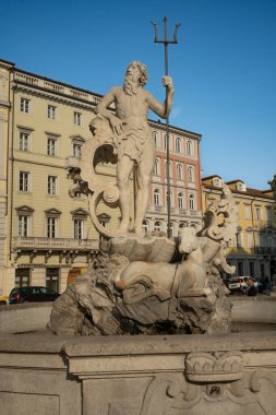Trieste IT 15 Ekim 2024 Triestes Stazione Marittima 'nın üzerinde uzun, simetrik pencereler ve heykeller bulunan modernist bir yüzü vardır. Yakında Nazario Sauro 'nun bronz bir heykeli duruyor.