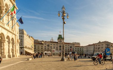 Trieste IT 15 Ekim 2024 Triestes Stazione Marittima 'nın üzerinde uzun, simetrik pencereler ve heykeller bulunan modernist bir yüzü vardır. Yakında Nazario Sauro 'nun bronz bir heykeli duruyor.