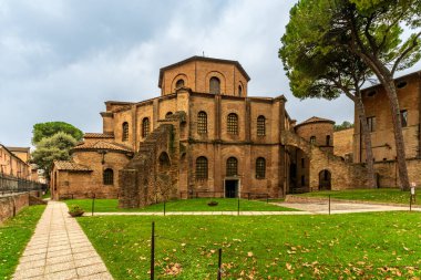 Ravenna IT 16 Ekim 2024 Ravenna 'da San Vitale' nin iç kesimi karmaşık freskleri, süslü kemerleri ve parıldayan vitray pencereleriyle Bizans sanatını yansıtan görkemli bir kubbeye sahiptir.