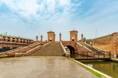Comacchio, Ferrara IT 16 Ekim 2024 Trepponti, İtalya 'nın Comacchio şehrinde bulunan ve merkezi kemer üzerinde birleşen, Rönesans ve Barok mimari stillerini harmanlayan bir köprü.