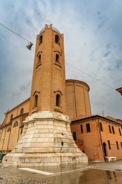 Comacchio (İtalyanca: Comacchio, Ferrara IT Oct 16, 2024 Comacchio Katedrali, kısaca San Cassiano Bazilikası), İtalya 'nın Comacchio kentinde bulunan bir Roma Katolik katedralidir. Kendine özgü çan kulesiyle tanınır..
