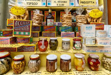 Comacchio, Ferrara IT 16 Ekim 2024 Comacchio, İtalya 'da geleneksel Ferrara bisküvilerinin yanında marine edilmiş ançüez, yılan balığı ve kavanoz turşusu içeren renkli yerel lezzetler sergileniyor.