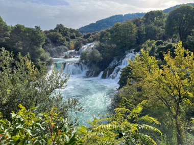 Santorini, Güney Ege GR 20 Ekim 2024 Yunanistan 'ın Santorini kentindeki Oia köyünün dingin güzelliği, Ege Denizi' ne tepeden bakan kırmızı aksanlı geleneksel bir beyaz boyalı çan kulesine ev sahipliği yapıyor.