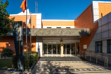 Santorini, Güney Ege GR 20 Ekim 2024 Yunanistan 'ın Santorini kentindeki Oia köyünün dingin güzelliği, Ege Denizi' ne tepeden bakan kırmızı aksanlı geleneksel bir beyaz boyalı çan kulesine ev sahipliği yapıyor.