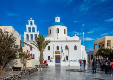 Santorini, Güney Ege GR 20 Ekim 2024 Yunanistan 'ın Santorini kentindeki Oia köyünün dingin güzelliği, Ege Denizi' ne tepeden bakan kırmızı aksanlı geleneksel bir beyaz boyalı çan kulesine ev sahipliği yapıyor.