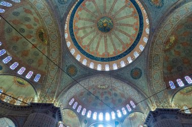 İstanbul, TR - 23 Ekim 2024 Mavi Cami 'nin içi karmaşık mavi fayanslarla, hassas desenlerle dolu engin bir kubbe ve zarif avizelerle süslenmiştir..