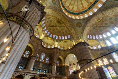 İstanbul, TR - 23 Ekim 2024 Mavi Cami 'nin içi karmaşık mavi fayanslarla, hassas desenlerle dolu engin bir kubbe ve zarif avizelerle süslenmiştir..