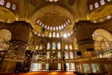 İstanbul, TR - 23 Ekim 2024 Mavi Cami 'nin içi karmaşık mavi fayanslarla, hassas desenlerle dolu engin bir kubbe ve zarif avizelerle süslenmiştir..