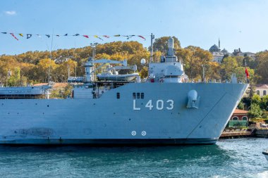 TR - 23 Ekim 2024 L403 TCG Sancaktar 'ın pruvası İstanbul' un limanında gururla duruyor. Pürüzsüz hatları ve deniz ihtişamı kentin tarihi ufkuna zıt düşüyor..