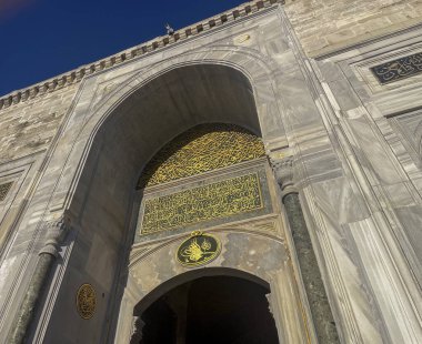 İstanbul, TR - 23 Ekim 2024 Topkapı Sarayı 'nın İmparator Kapısı' nın kapatılması karmaşık tasarımı, yüksek kemerleri ve görkemli görkemi ile imparatorluk gücünü sembolize eden süslü, görkemli bir giriştir..