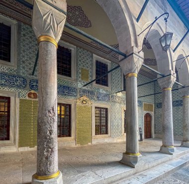 İstanbul, TR - 23 Ekim 2024 Topkapı Sarayı 'ndaki harem ağalarının avlusu sarayın özel ve kraliyet hayatını yansıtan karmaşık mimarisi ile sakin ve tenha bir yerdir.