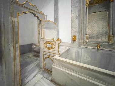 İstanbul, TR - 23 Ekim 2024 18. yüzyılın ortalarında inşa edilen İmparatoriçe Dowager 'in Topkapı Sarayı' ndaki Mermer Hamamda zarif Rococo tasarımı ve lüks ayrıntılar yer alıyor..