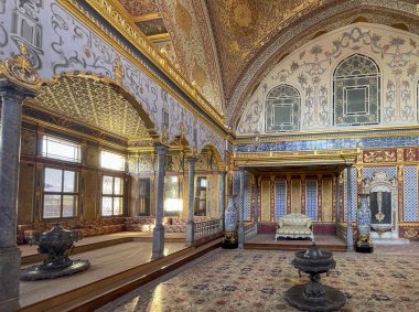 İstanbul, TR - 23 Ekim 2024 Topkapı Sarayı 'nın Harem' indeki İmparatorluk Salonu, müsrif Osmanlı dekoru, karmaşık fayanslar, yaldızlı ahşap işçiliği ve kraliyet oturma alanlarının yer aldığı en büyük kubbeli odasıdır..