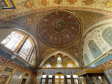 İstanbul, TR - 23 Ekim 2024 Topkapı Sarayı 'nın Harem' indeki İmparatorluk Salonu, müsrif Osmanlı dekoru, karmaşık fayanslar, yaldızlı ahşap işçiliği ve kraliyet oturma alanlarının yer aldığı en büyük kubbeli odasıdır..