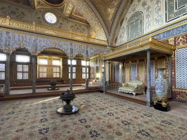 İstanbul, TR - 23 Ekim 2024 Topkapı Sarayı 'nın Harem' indeki İmparatorluk Salonu, müsrif Osmanlı dekoru, karmaşık fayanslar, yaldızlı ahşap işçiliği ve kraliyet oturma alanlarının yer aldığı en büyük kubbeli odasıdır..