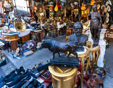 Atina, Attica - GR - 25 Ekim 2024 Atina 'da antika hazineleri ve retro eserleri olan bir ikinci el mağazası, yoldan geçenleri eklektik koleksiyonunu keşfetmeye davet ediyor.