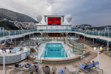 Lezzetli bir tabak tatlı ve ekşi tavuk gevrek altın kızartma parçaları, canlı sote sebzeler üzerine servis keskin bir sos, denge için bir yan kabarık beyaz pirinç ile eşleştirilmiş