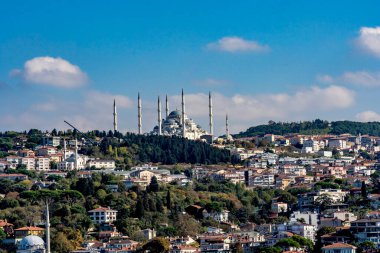 İstanbul, TR - 23 Ekim 2024 Büyük Amlca Camii zarif kubbeleri ve minareleri Istanbuls 'un renkli silueti ve yemyeşil gökyüzü ile görkemli bir şekilde Amlca Tepesi' nde yükseliyor.