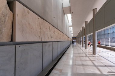 Atina, Attica - GR - 26 Ekim 2024 Atina Akropolü üzerinde dramatik bir gün batımı, Parthenon gibi ikonik harabelerin yer aldığı antik bir kale, modern ve eski binaların şehir karışımına tepeden bakan,