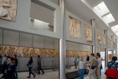 Atina, Attica - GR - 26 Ekim 2024 Atina Akropolü üzerinde dramatik bir gün batımı, Parthenon gibi ikonik harabelerin yer aldığı antik bir kale, modern ve eski binaların şehir karışımına tepeden bakan,