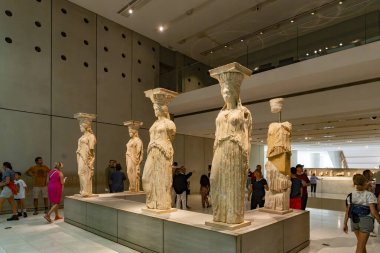 Atina, Attica - GR - 25 Ekim 202 Akropol Müzesi 'ndeki Karyatidler, esasen Erekteyon' dan, karmaşık kumaşlar ve klasik zarafetle sergilenen büyüleyici mermer bakireler.