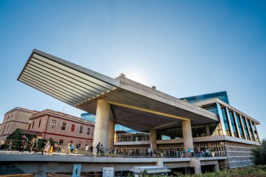 Atina, Attica - GR - 26 Ekim 2024 Akropol Müzesi: Parlak çizgileri olan modern bir cam yapı, Akropolis 'in çarpıcı manzaralarını sunuyor ve antik Yunan hazinelerine ev sahipliği yapıyor.