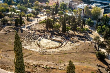 Atina, Attica - GR - 26 Ekim 2024 Dionysus Tiyatrosu 'nun kalıntıları: Klasik drama ve sanatsal ifadenin doğduğu yer olarak bilinen Atina' nın güney yamacındaki antik bir Yunan tiyatrosu