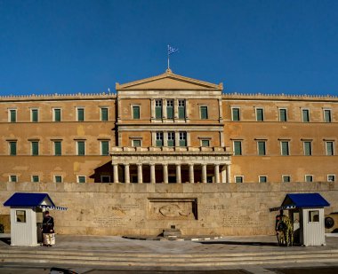 Atina, Attica - GR - 26 Ekim 2024 Sintagma Meydanı 'ndaki Yunan Bilinmeyen Asker Anıtı şehit düşen savaşçıları onurlandırdı. Evzone 'lar tarafından korunuyor, bu bir cesaret ve milli gurur sembolüdür..