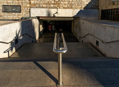 Atina, Attica - GR - 26 Ekim 2024 Syntagma Metro İstasyonu girişi, Atina 'nın canlı meydanında geçen ve içinde hızlı erişim ve arkeolojik görüntüler sunan modern geçişi tarihle harmanladı.