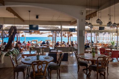 Ravenna - IT - 16 Ekim 2024 Ravenna, İtalya 'da hoş bir kaldırım taşı caddesi, sıcak tonlu tuğla binalar, butik dükkanları ve açık hava kafeleri tarafından çevrelenmiş, barışçıl ve zamansız bir atmosfer yayıyor.