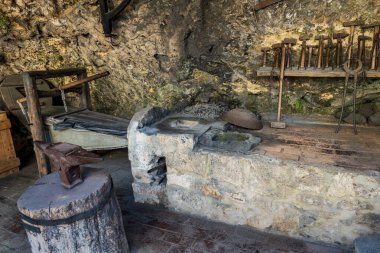 Krka Ulusal Parkı, Ibenik-Knin HR - 17 Ekim 2024 Krka Milli Parkı 'nın huzurlu ortamında yemyeşil bir dereyle çevrili büyüleyici bir taş ev..