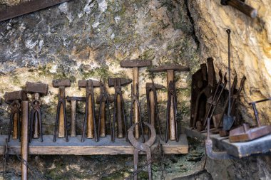 Krka Ulusal Parkı, Ibenik-Knin HR - 17 Ekim 2024 Krka Milli Parkı 'nın huzurlu ortamında yemyeşil bir dereyle çevrili büyüleyici bir taş ev..