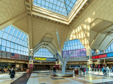 Secaucus, NJ - ABD - 25 Ocak 2025 Secaucus 'taki Frank R. Lautenberg Tren İstasyonu yükselen cam tavanlar, modern tasarım ve NJT banliyöleri için parlak, açık bir alanda kusursuz bağlantılar barındırır..